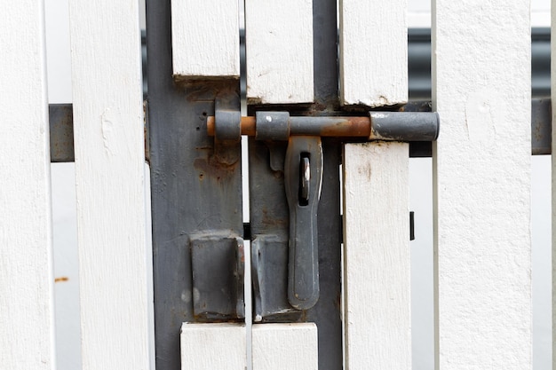 Serratura per porta casa bianca parete aperta in metallo