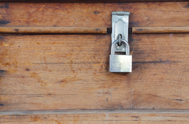 Serratura sulla porta di una vecchia scatola di legno