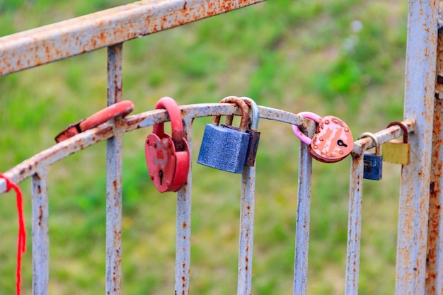 Serrature d'amore sul ponte di ferro