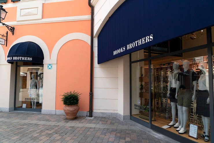 Foto serravalle scrivia, italia - 12 luglio 2020 - inizia la stagione dei saldi nel designer outlet dopo il blocco covid