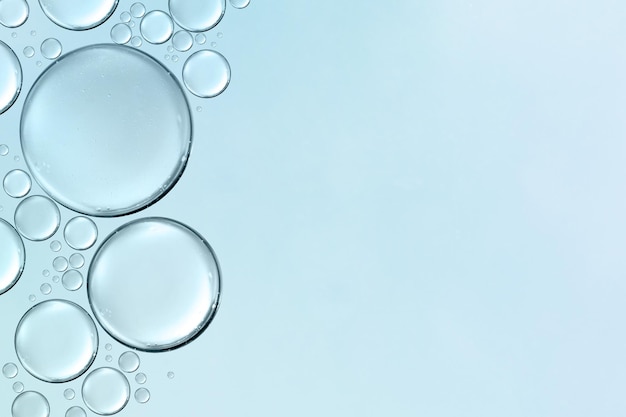 Serum o cosmetici bolle d'acqua liquide galleggianti gocce sfondo superficiale