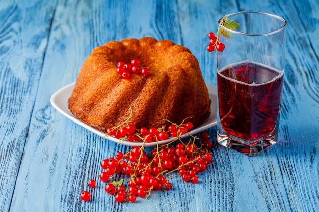 Serve torte fatte in casa con frutti di bosco e succo di frutta