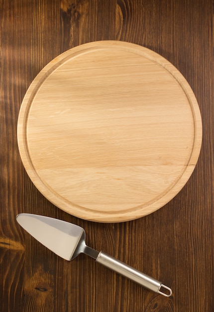 Server per torta su fondo in legno