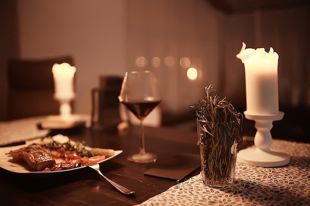 servire al ristorante, forchetta e coltello / vista interna del ristorante con un tavolo servito coltello e forchetta sul tavolo in un bar