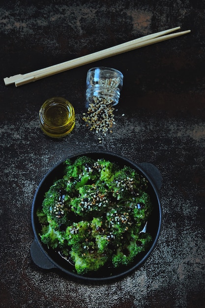 Servire broccoli al forno con salse e semi di sesamo.