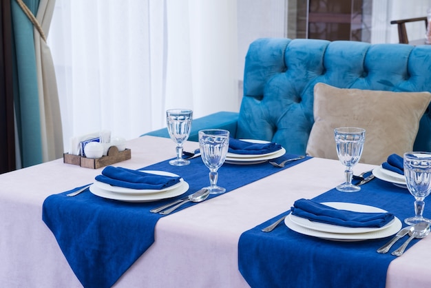 Servire il tavolo del banchetto in un lussuoso ristorante in stile blu e chiaro