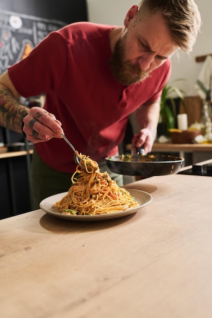 Servire La Pasta Sul Piatto A Tavola