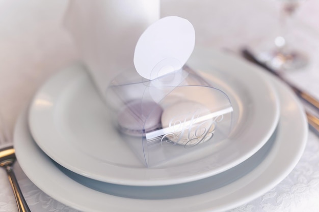 Servire un tavolo per banchetti di nozze in un ristorante con iniziali, nome e data.