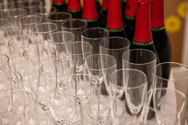 Servizi di catering file di bicchieri shampagne al ristorante festa o celebrazione primo piano