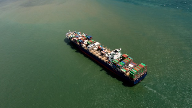 Servizi di esportazione e importazione di navi portacontainer e logistica. Spedizioni merci a trasporti portuali internazionali. Vista aerea