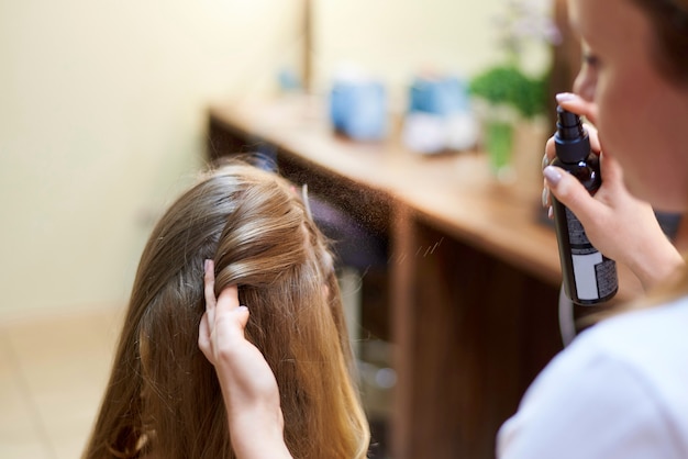 Servizi di parrucchiere Processo di styling dei capelli in un salone di bellezza.