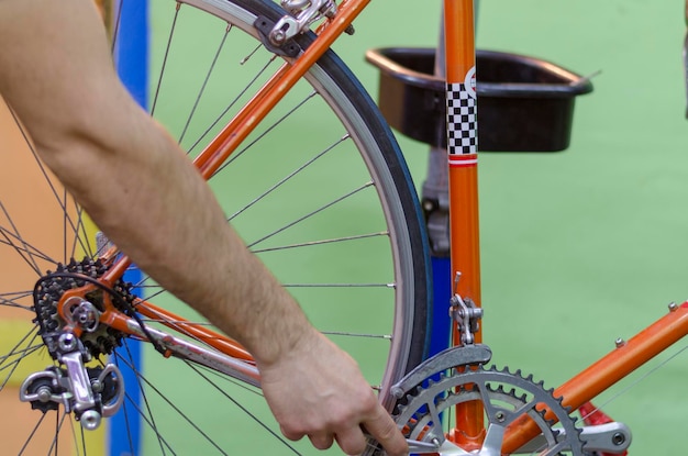 Servizio bici meccanico addetto alla manutenzione in officina Bici da corsa vintage stile classico bicicletta