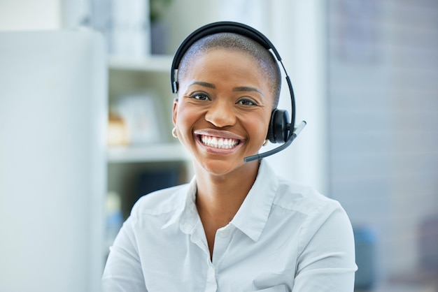Servizio clienti CRM o felice donna nera con sorriso in ufficio per telemarketing telecom o contattaci successo Call center e-commerce o assistenza clienti in rete di comunicazione o consulenza