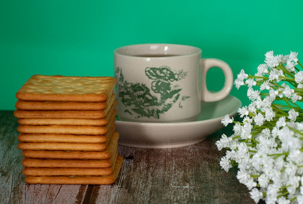 Servizio colazione di cracker alla crema e una tazza di tè