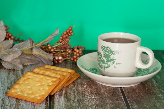 Servizio colazione di cracker alla crema e una tazza di tè