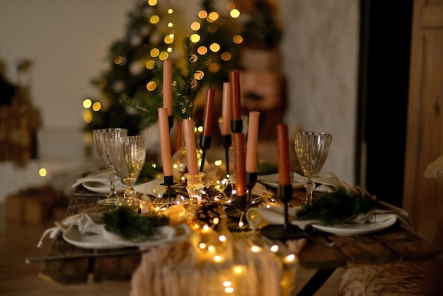 Servizio da tavola con candele per una festa di capodanno Decorazione della tavola di Natale