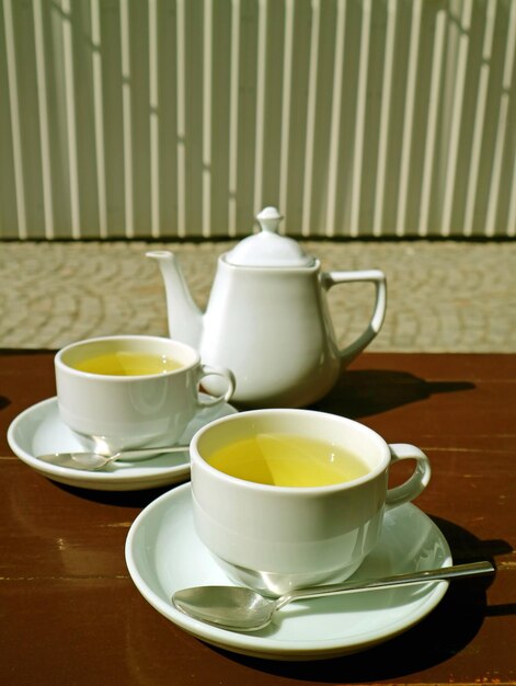 Servizio da tè sul tavolo in posti a sedere all'aperto