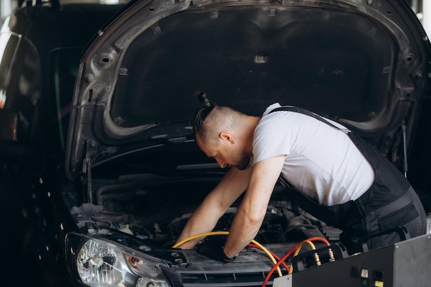 Servizio del condizionatore d'aria per auto in un negozio di riparazione automobilistica