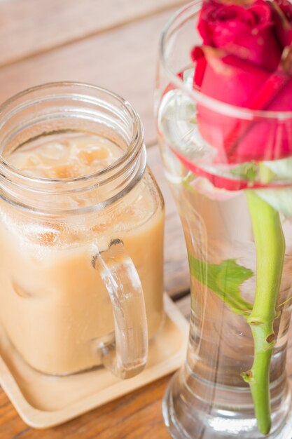 Servizio di caffè latte ghiacciato sul tavolo di legno