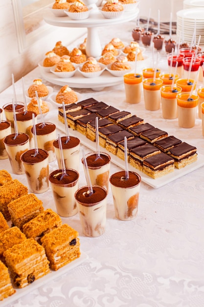 Servizio di cameriera di catering Varietà di dolci e torte su un tavolo