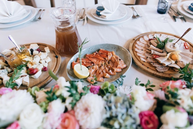 Servizio di catering da tavola con cibi e bevande al ristorante prima della festa di matrimoniox9