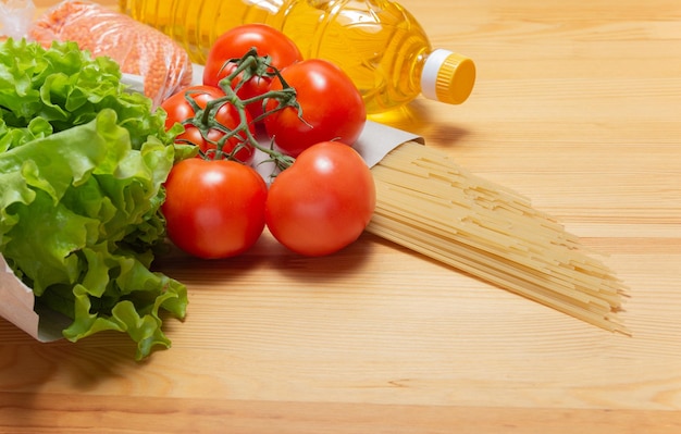 Servizio di consegna cibo Cibo sano su tavola di legno Acquista online Insalata di pasta di pomodori e olio di semi di girasole