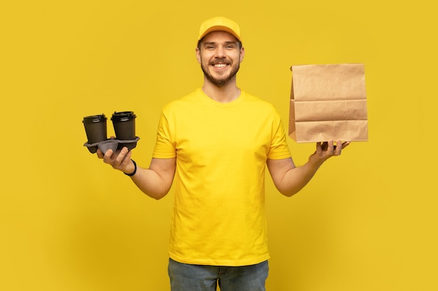 Servizio di consegna, fast food e concetto di persone - uomo felice con caffè e sacchetto di carta usa e getta.