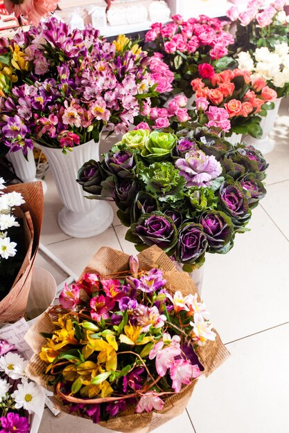 Servizio di consegna fiori, diverse varietà di fiori freschi.