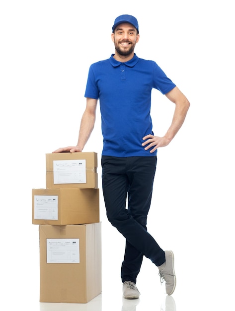 servizio di consegna, posta, logistica, persone e concetto di spedizione - uomo felice con scatole di pacchi