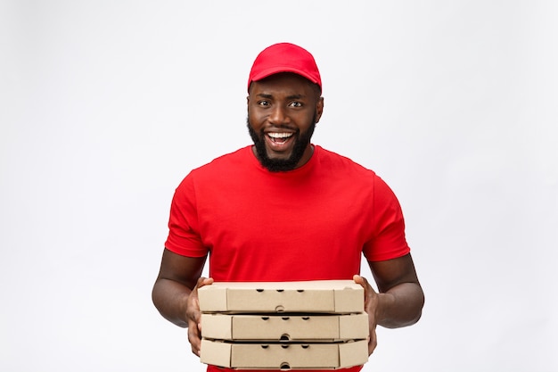 Servizio di consegna - Ritratto dell'uomo di consegna bello afroamericano Pizza