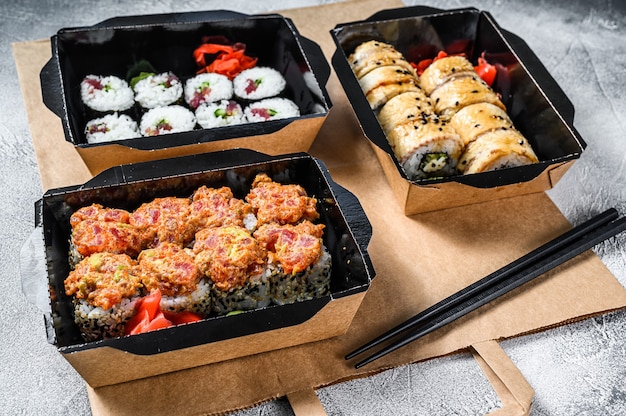 Servizio di consegna Rotoli di cibo giapponese in scatola.