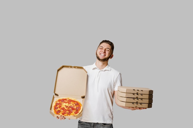 Servizio di consegna sicura online di 4 scatole per pizza dal ristorante