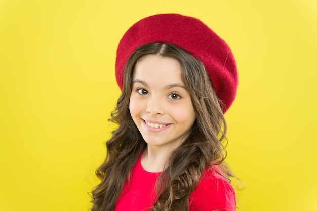 Servizio di parrucchiere Ragazza del bambino capelli lunghi sani e lucenti Ricci perfetti Viso carino del bambino con adorabile acconciatura riccia indossare il cappello berretto Piccola fashionista Bambina crescere i capelli lunghi Styling dei capelli ricci