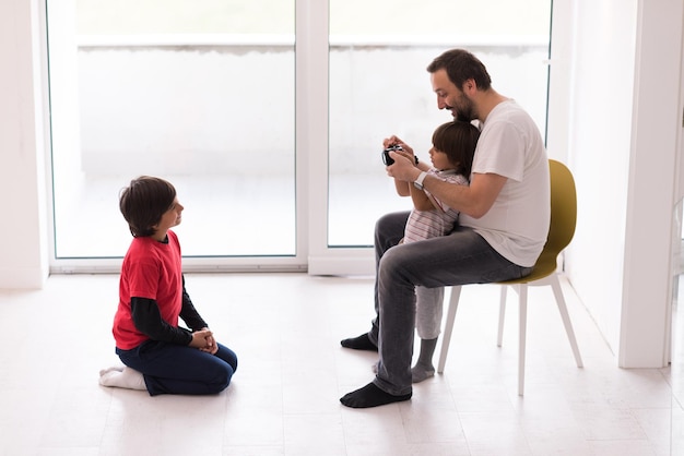 Servizio fotografico con modelli per bambini in studio come nuova casa moderna