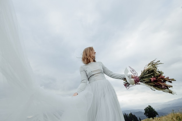 Servizio fotografico della sposa in montagna. Foto di matrimonio in stile Boho.