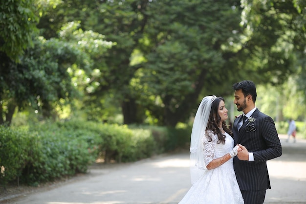 servizio fotografico di sposi in coppia pakistani all'aperto