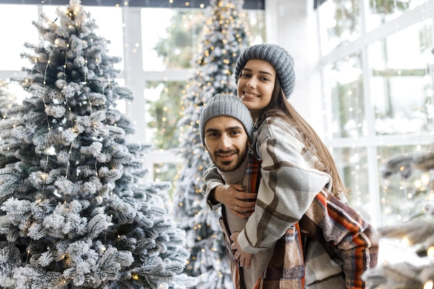 Servizio fotografico nello studio di una giovane coppia Un ragazzo con una ragazza festeggia la storia d'amore di Natale e Capodanno