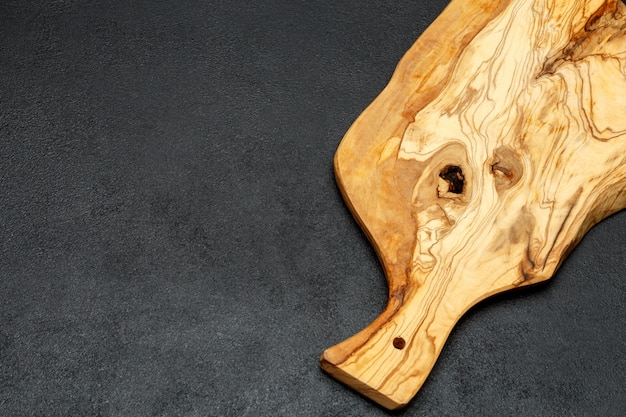 Servizio o tagliere di legno decorativo su fondo concreto