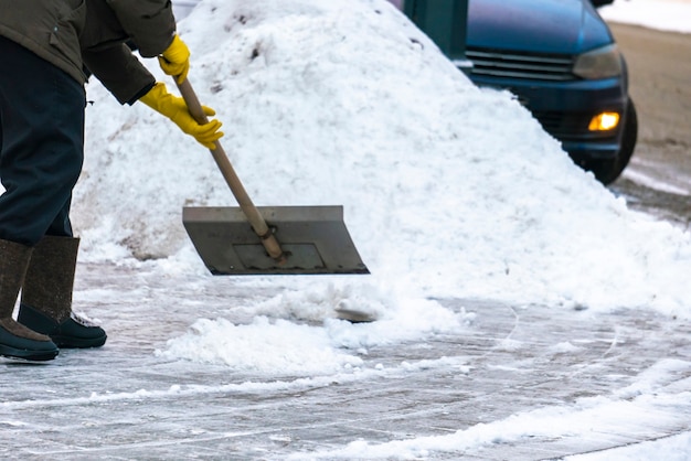 Servizio urbano pulizia strade dalla neve con attrezzi speciali dopo la nevicata d