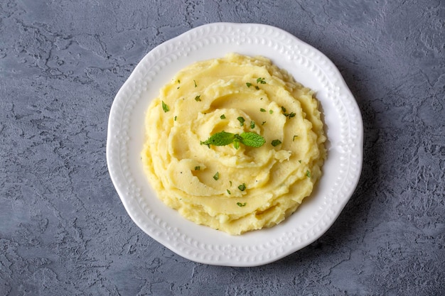 Servizione di purè di patate cremoso fatto di patate bollite