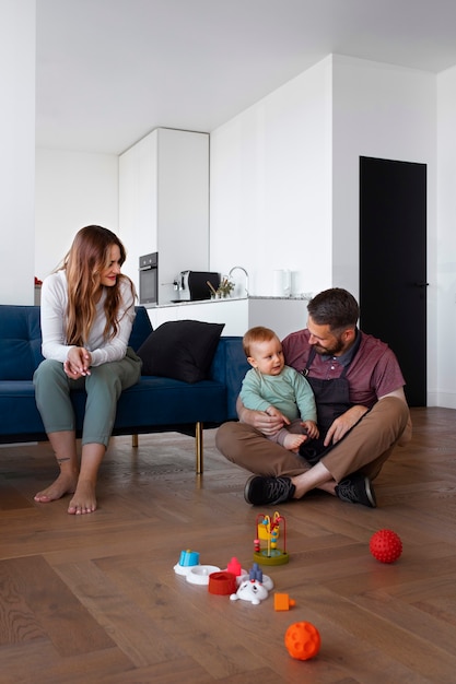 Servo dell'uomo che fa da babysitter al ragazzino