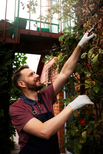 Servo dell'uomo che si prende cura del giardino