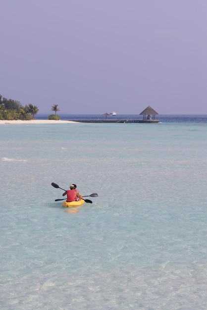 Sessione di kayak alle Maldive qual è il modo migliore per godersi quest'acqua meravigliosa e scoprire un san