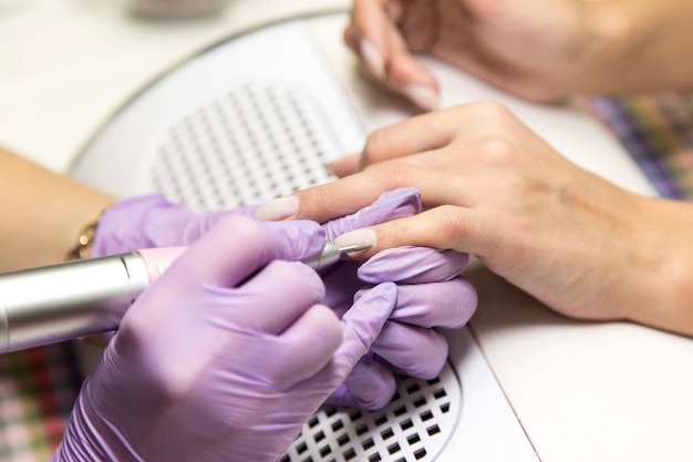 Sessione di manicure nel salone di bellezza.