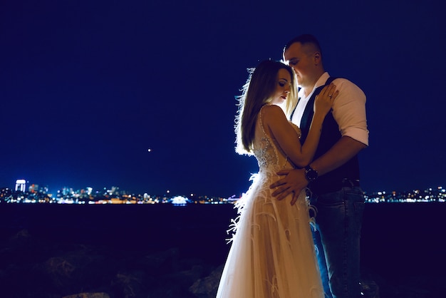 sessione di matrimonio di coppia sulla costa di notte