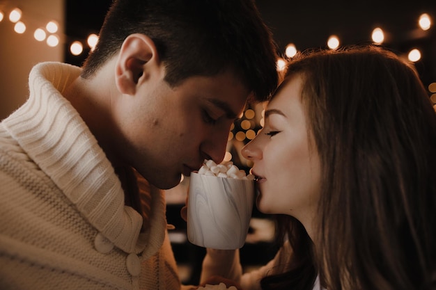 Sessione fotografica di Capodanno con una coppia innamorata di caffè e marshmallow