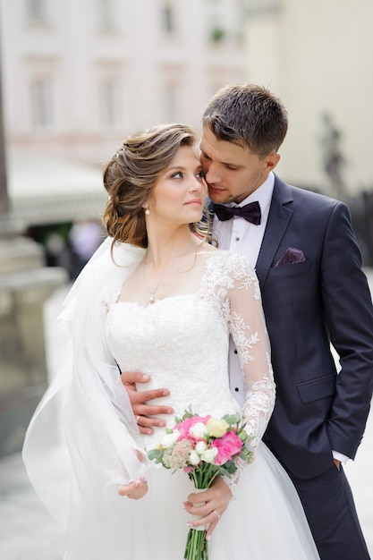 Sessione fotografica di matrimonio di una giovane coppia bellissima nella città vecchia.