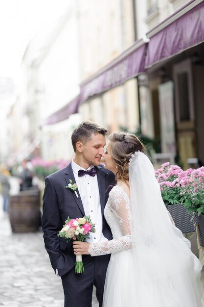 Sessione fotografica di matrimonio di una giovane coppia bellissima nella città vecchia.