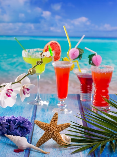 Sesso margarita cocktail sulla spiaggia tropicale colorato