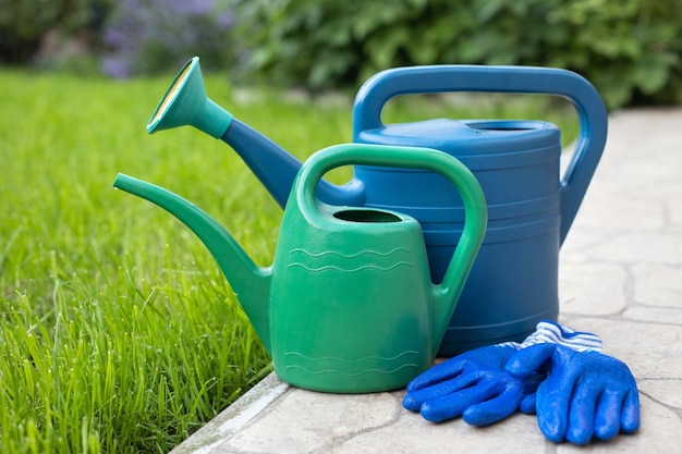 Set attrezzi da giardiniere con annaffiatoio e guanti per giardinaggio